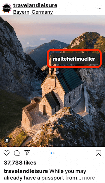 инстаграм пост @травеландлеисуре приказује слику куће на ивици планине с погледом на воду која означава @малтехеитмуеллер на слици