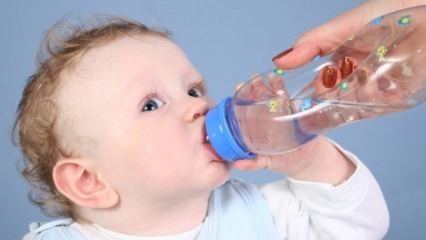 Да ли бебе треба давати воду?