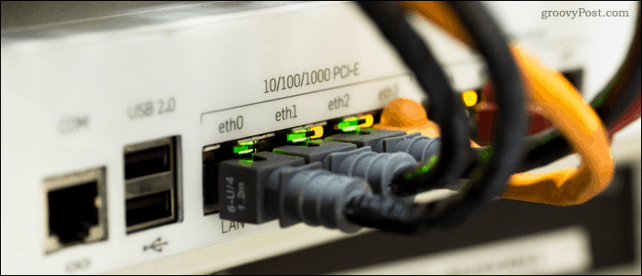 Етернет каблови прикључени на мрежни прекидач
