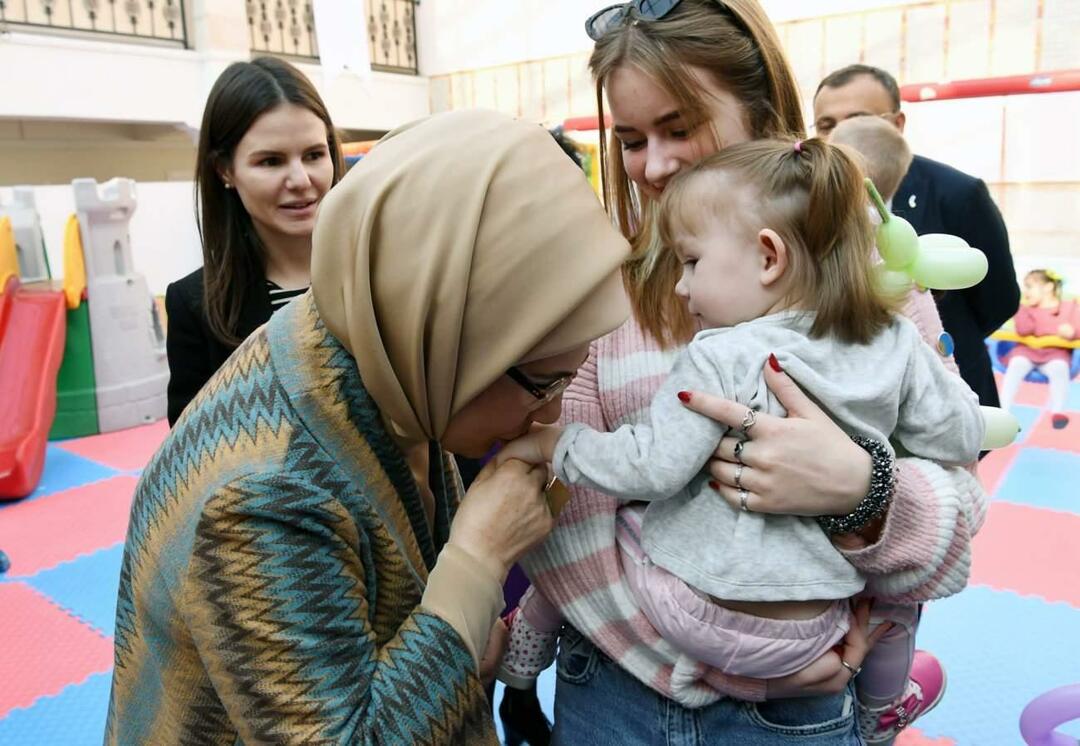 Емине Ердоган сусрела се са децом без родитеља доведеном из Украјине