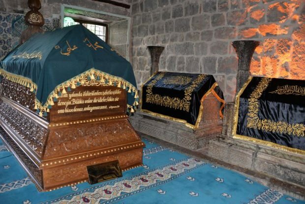 Жене из Дијарбакира плету се за гробове пророка