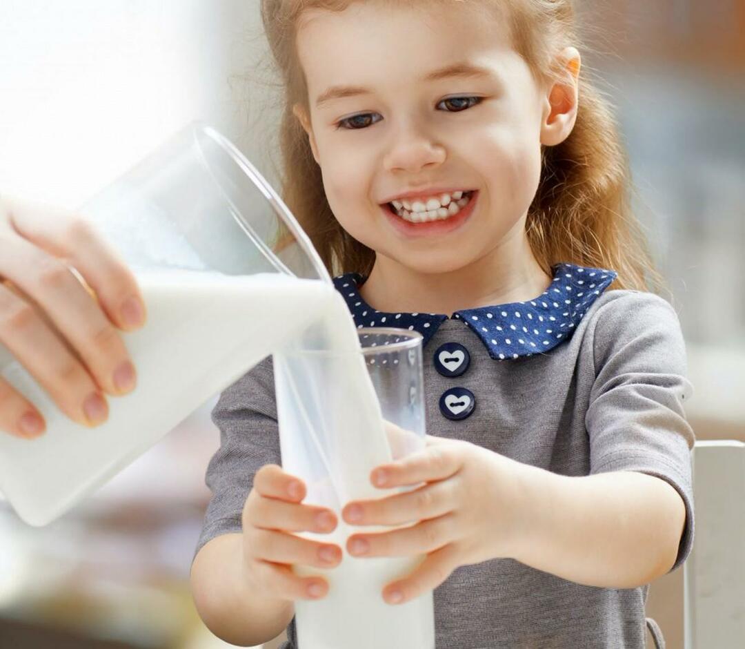 дете пије млеко