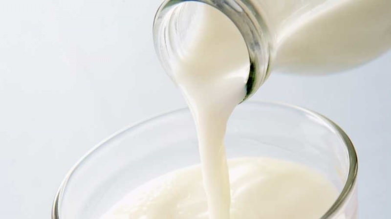Шта се ради да се то избегне док сипате млеко? Техника изливања млека без прскања млека на вас