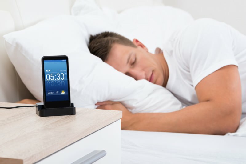 Спавање у близини мобитела изазива озбиљне болести