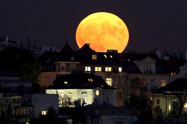 Ако се супер месец налази у близини земље, површина месеца постаје црвена