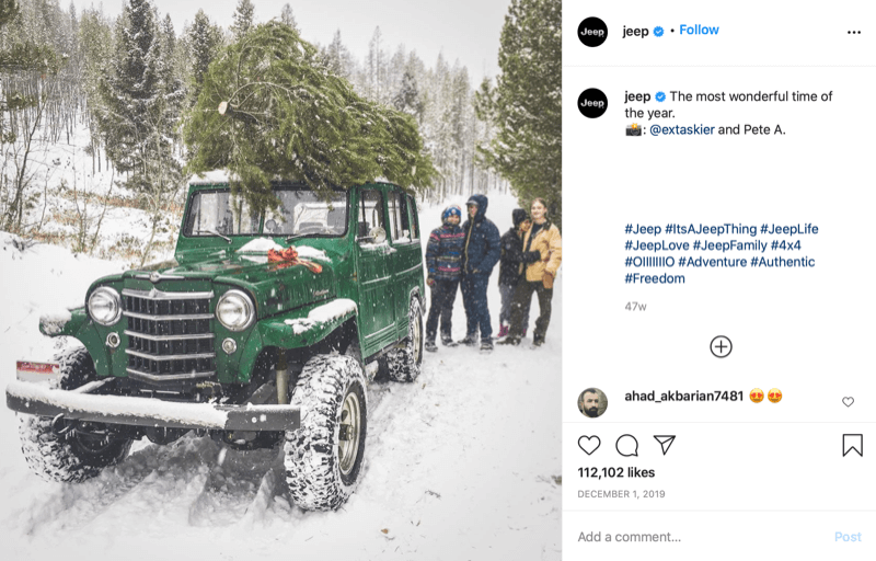 инстаграм пост од @јееп који приказује породицу на крају лова на божићно дрвце дрветом на врху њиховог џипа, дубоко у снегу и земљи дрвећа