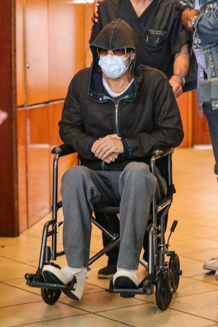 Брад Питт излази из инвалидских колица 