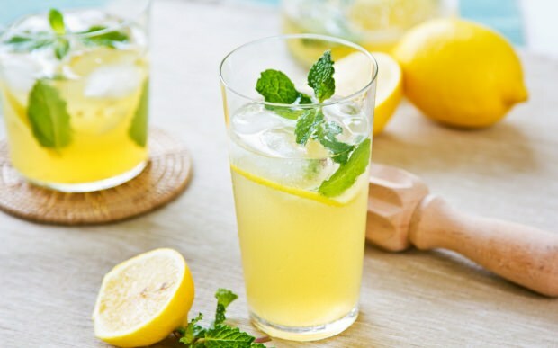 Шта се догађа ако пијемо редован лимунов сок?
