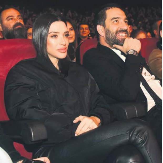 Кадер са догађаја који су присуствовали Арда Туран и његова супруга Аслıхан Натуре