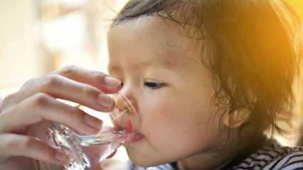 Како треба давати воду бебама? Може ли се бебама млађим од шест месеци давати вода?