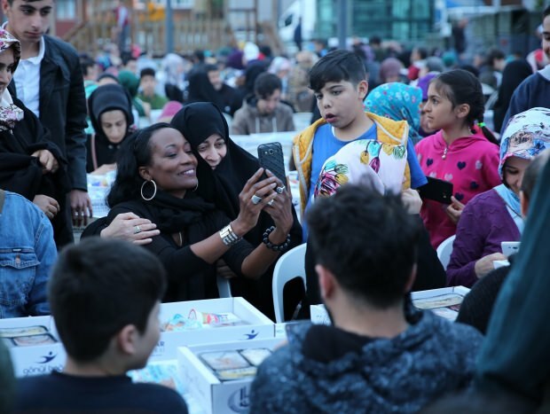 Муслиманска пјевачица Делла Милес направила је свој ифтар у Истанбулу