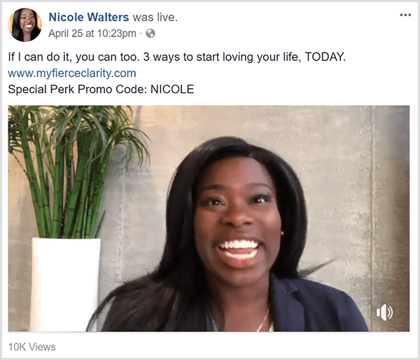 Никол Волтерс дели видео снимак уживо на Фејсбуку који промовише свој курс Жестока јасноћа. Појављује се у пословној одећи испред неутралног зида и високе биљке бамбуса у белој жардињери.