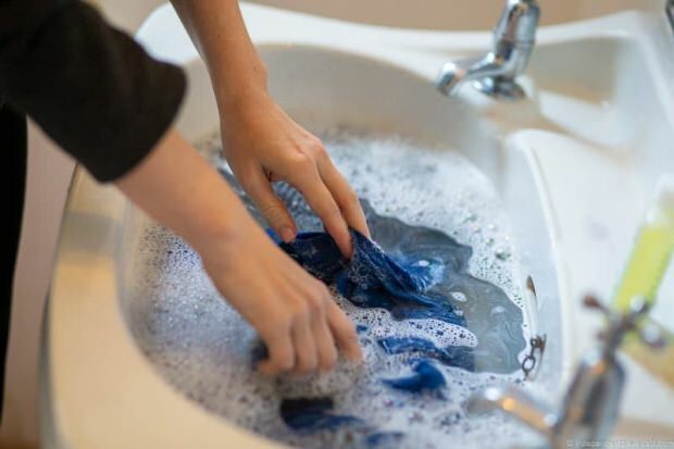 Како очистити одећу која се зноји од зноја? Како се уклања знојна мрља?