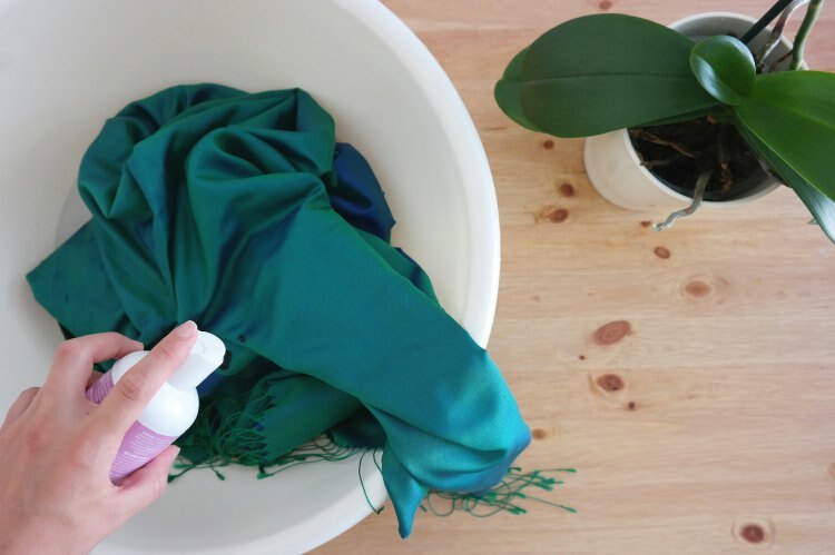 Како очистити свилене шал / шалове код куће?