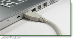 прикључите УСБ кабл са телефона на порт рачунара