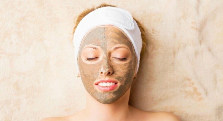 Да бисте правилно очистили кожу: Нанесите маску од глине