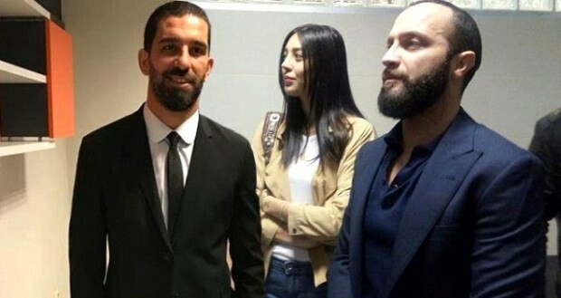 Слање певачици Арди Туран која је сломила нос певачици Беркаи из компаније Сефирин Кıзı