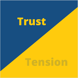 Ово је квадратна илустрација запажања Сетха Година да неке компаније покушавају да елиминишу напетост у свом маркетингу. Квадрат је плави троугао у горњем левом и жути троугао у доњем десном углу. У плавом троуглу, жути текст каже Поверење. У жутом троуглу плави текст каже Тенсион, али је готово прозиран и бледи у жуту позадину.