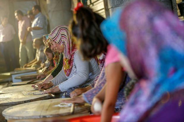 70 жена из Анталије производи палачинке продајом палачинки
