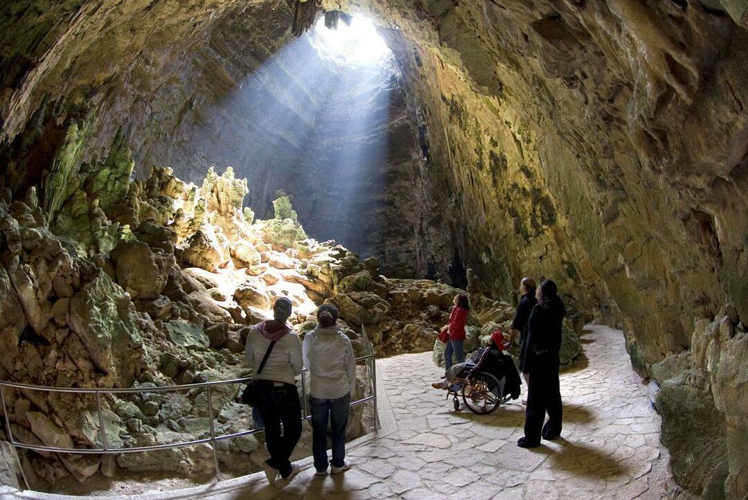 Пећине Гротте ди Цастеллана