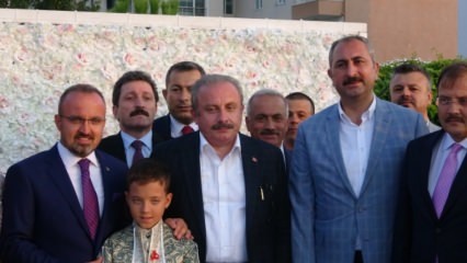 Политички свет се срео на церемонији обрезивања синова потпредседника АК странке Булент Туран