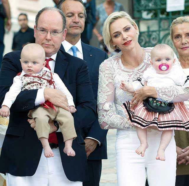 Принц Алберт од Монака, принцеза Шарлин и њихови близанци