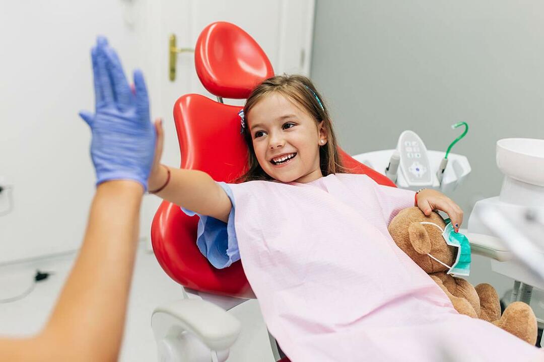 Када деца треба да добију стоматолошку негу? Како треба да буде нега зуба за децу која иду у школу?
