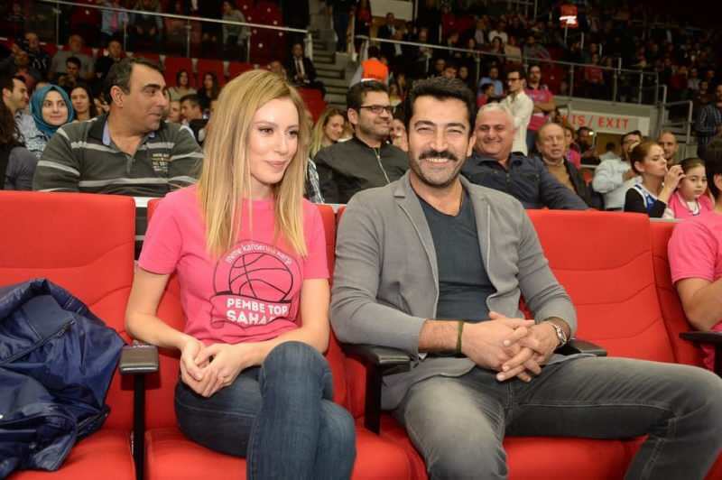 из ружичасте корпе којој су присуствовали Синем Кобал и његова супруга Кенан Имирзалıоглу 