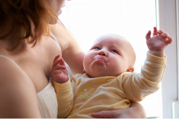 Шта је одбацивање дојке? Зашто бебе не желе сисати?