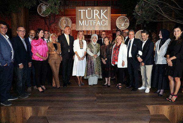 Објављено је под надзором Емине Ердоган! Књига турске кухиње са стогодишњим рецептима у 2 огранка...