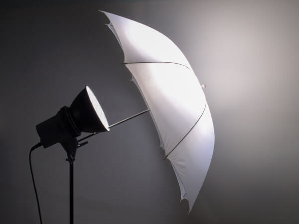 Кишобран за фотографије помаже у стварању меког, ласкавог светла за ваше видео записе.