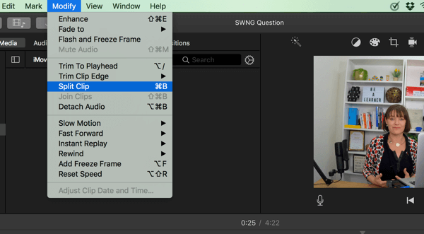 У иМовие поделите видео на сегменте тако што ћете изабрати Измени> Поделити исечак.