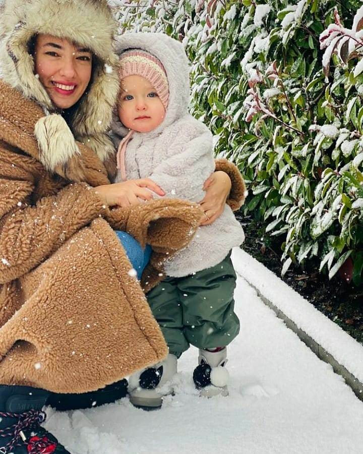 Снежна поза са ћерком Лејлом од глумице Седе Бакан!
