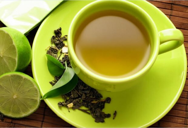 Лако ослабљена мешавина зеленог чаја и минералне воде