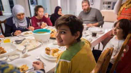 Неопходни обичаји сахура и ифтара који се одржавају са породицама у Рамазану