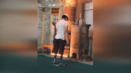 Младић се моли са протетским ногама у џамији Аја Софија!
