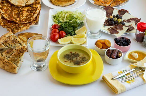У јелима од ифтара треба да буде супа. Јуха омекшава органе без воде.