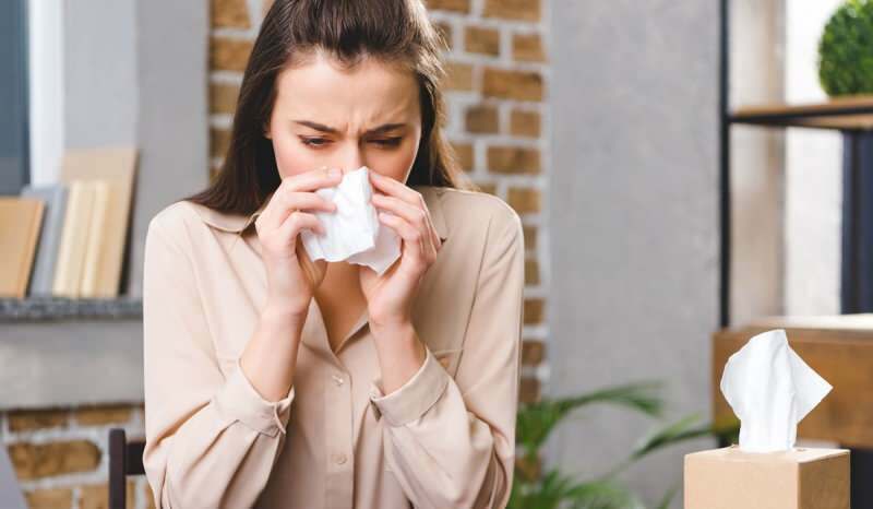 Цурење из носа јавља се и код алергијске очне грознице. 