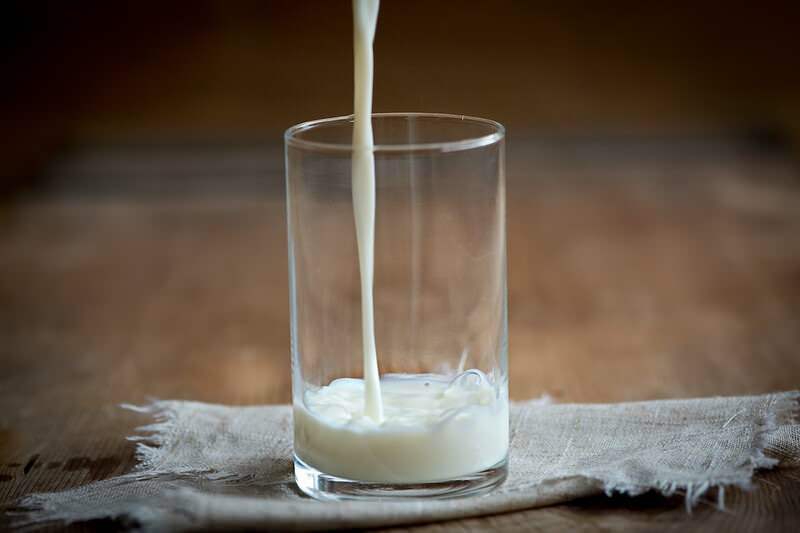Како избећи прскање около док сипате млеко