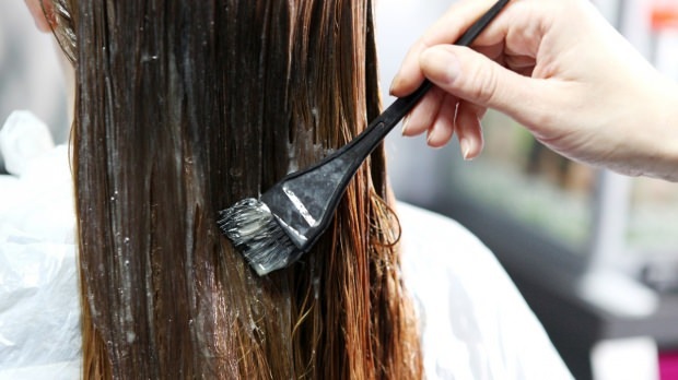 Како бојити боју за косу? Предлози биљних раствора за исушивање боје за косу