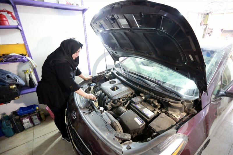 Двоје универзитетских дипломаца Ум Рıза постаје прва Багдадова жена аутомеханичар