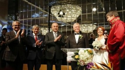 Министар спољних послова Цавусоглу присуствовао је церемонији венчања у Анталији