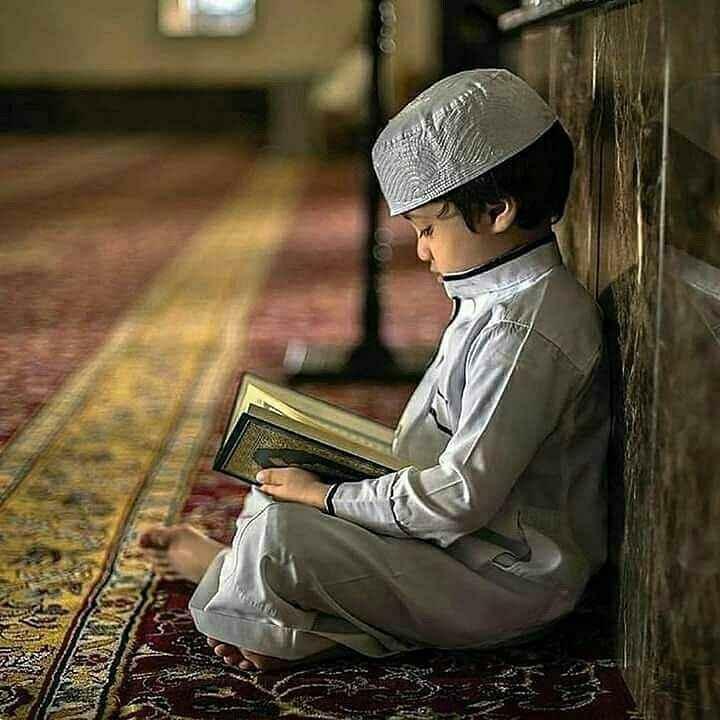 дечак који чита куран